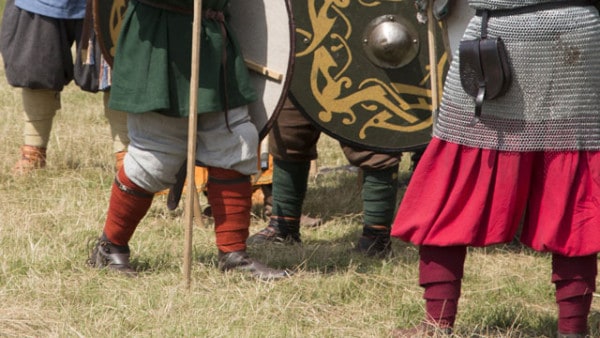 Vikingo-ropa-vikingo-sociedad-patrones-moda-vikingo-escandinavia-piernas-envueltas