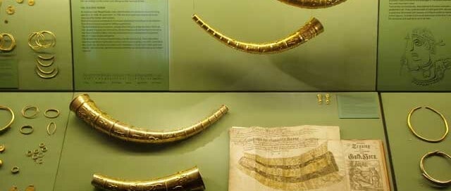 golden-horns-gallehus-guldhornene-drinkinghorn-denmark-viking