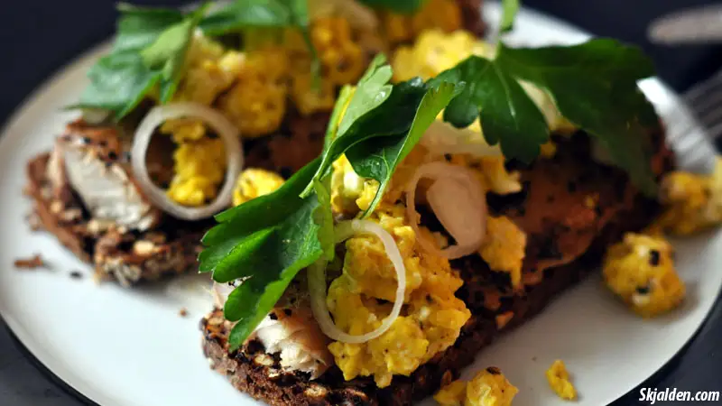 Toasted rye bread with smoked pepper mackerel and scrambled eggs